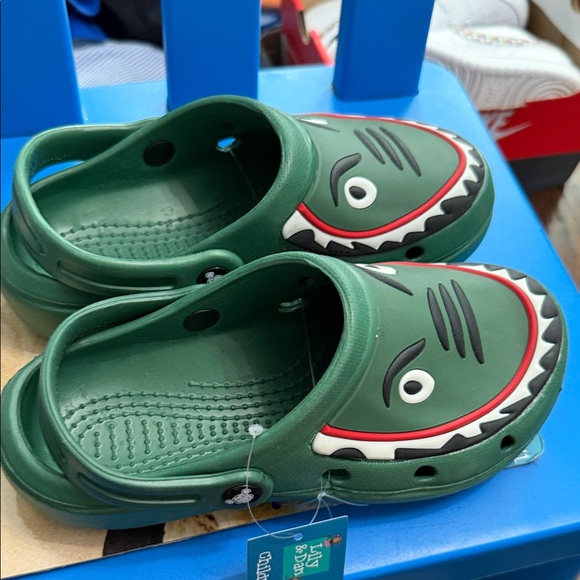 Kids Green Shark Clogs BRAND NEW SIZE 13 toddler - Picture 1 of 7
